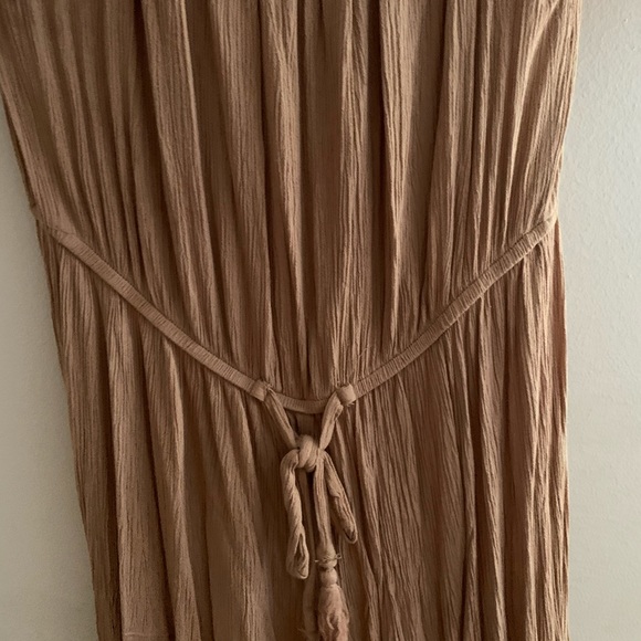 Tan color romper off the shoulder crochette detail - Picture 4 of 7